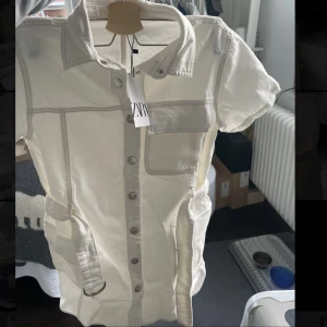 Vit jeansklänning zara - Vit snygg jeansklänning från zara, helt oanvänd och finns inte kvar på zara💖 