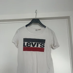 Levis tröja - Använd levis tröja men i bra skick säljer billigt