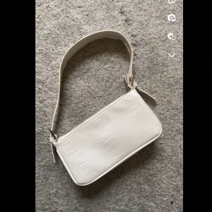 vit väska  - säljer denna söta väska ifårn ginatricot, helt oanvänd 💞nypris: 400. säljer liknade i svart 💞