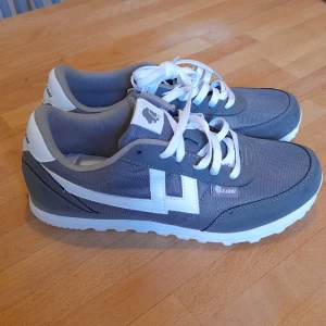 Lejon grå sneakers - Nästan oanvända. Endast använda lite inomhus.