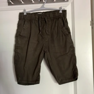 Shorts - Gröna shorts. Använda en del. 