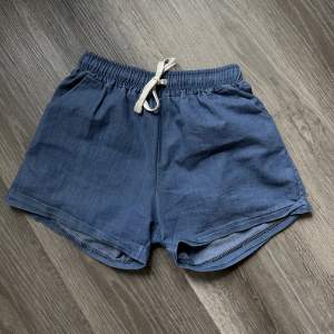 Världens sötaste blå shorts med jeans-liknande material, införskaffade i Hong Kong på semester. Resårband i midjan. Okänt märke, passar XS/34. 
