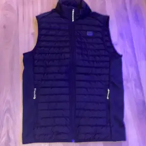 En Jack nd Jones väst för herr i storlek S men väldigt stor i storleken. Aldrig använd då ja bara använder min moncler!