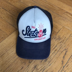 Keps från Stetson - En riktigt snygg och trendig keps ifrån Stetson. Använd sällan, köpt för ett år sedan för 500kr.