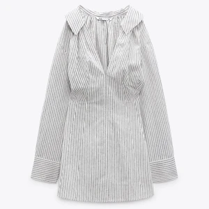 Klänning - Randig klänning från zara, storlek XS. Helt oanvänd med prislappar kvar. Nypris 559 kr, säljer för 350 kr 💕Skriv vid önskemål om fler bilder eller frågor. 