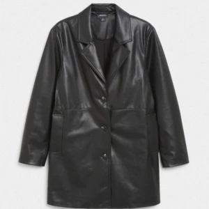 Skinnjacka - Skinnjacka från Monki i storlek M, men passar även som L då den är lite over-sized i modellen. Jackan är i mycket fint skick och aldrig använd, eftersom den var för stor för mig.