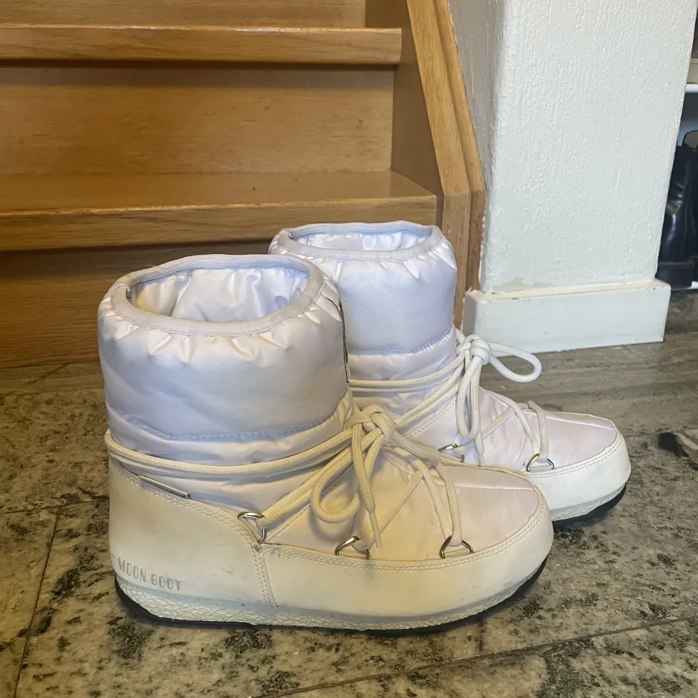 Vita low nylon Moon boots, nypris ca 1600kr. Använda förra vintern så de är lite smutsiga på vissa ställen men kan skicka fler bilder privat. Orginallådan finns kvar och pris kan diskuteras. . Skor.