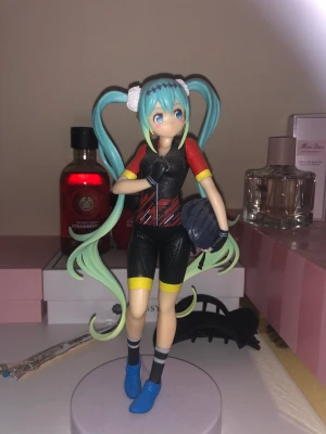Miku figur - Hatsune miku figur från sega. Helt oanvänd och är i jätte bra kvalite :), säljer pga att jag inte behöver den längre. Kan skickas , skriv för fler frågor 