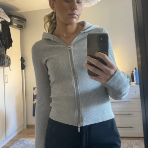 Zip hoodie - Zip hoodie från weekday i väldigt skönt material, säljer då den inte kommit till användning💓💓