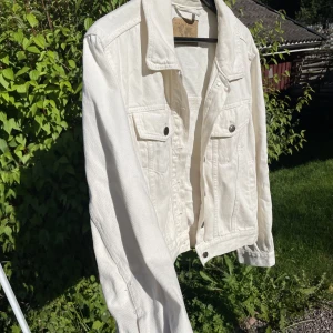 Vintage jeansjacka - Snygg vintage jeansjacka i en gräddvit färg😍 Nyskick! I storlek 42 men passar perfekt som en oversized jeansjacka om man normalt har upp till 36/38🥰