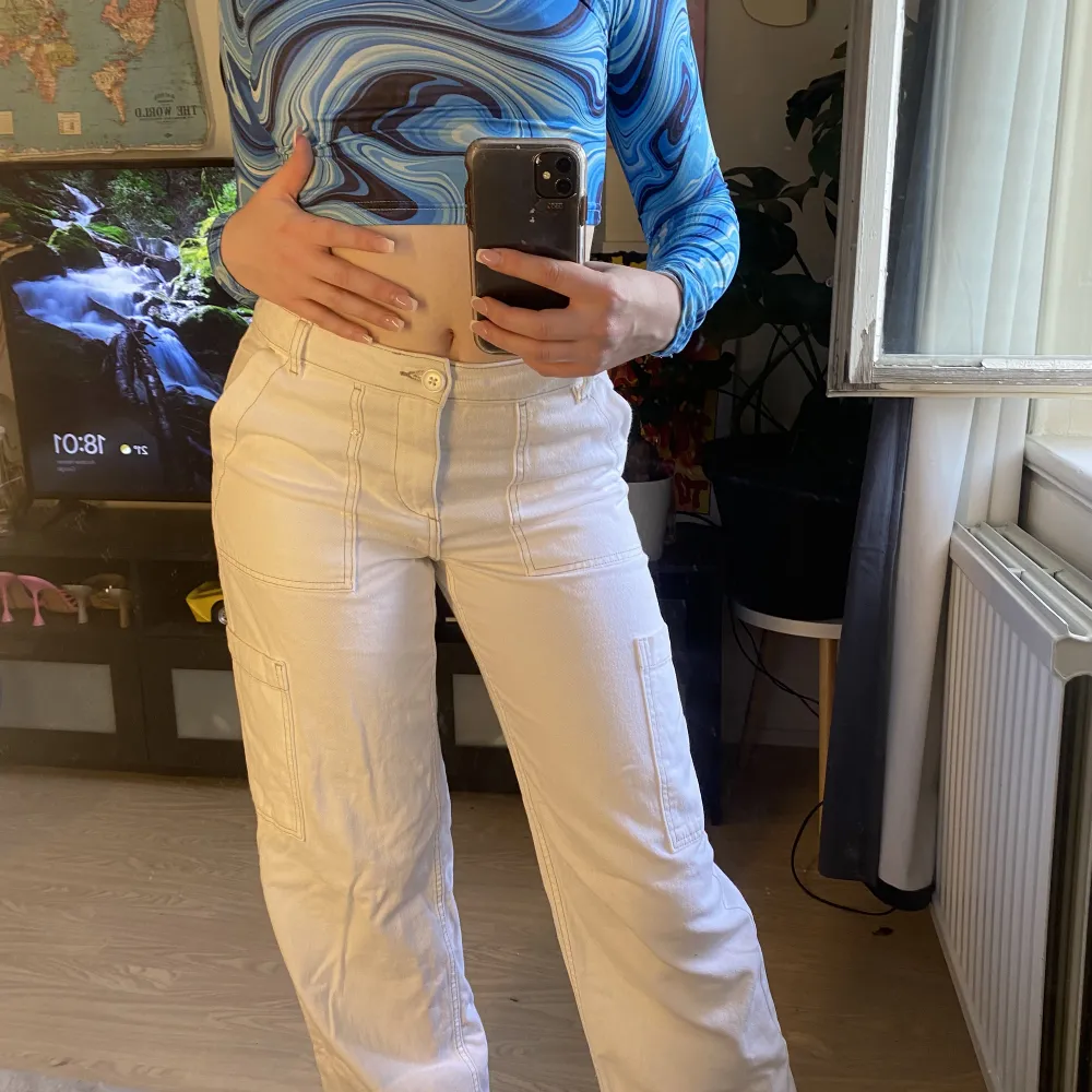 Ett par snygga pösiga vita jeans byxor med bruna stygn/detaljer! Varför inte ha de där små detaljerna som ändå gör mycke :)) tycker de är bra kvalite, stiligt men kan också  va mer soft outfit. Jeans & Byxor.