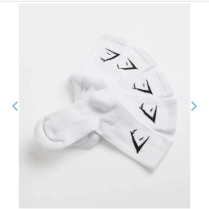 Gymshark strumpor - Strumpor från gymshark, var ett 5-pack men jag tog 2 par och dom 3 som är kvar är helt nya. Har kommit en liten fläck på ena men de försvinner i tvätt🌸 storlek m (39-41)