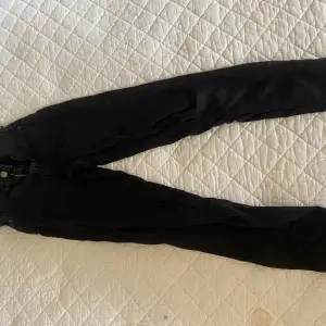 Vanliga svarta jeans från Gina tricot. Dom är lite skrynklig men annars bra