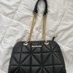 Handväska av märket Juicy Couture till salu! Aldrig använd, i toppenskick!☺️ 
