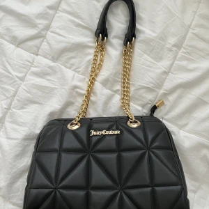 Juicy Couture väska - Handväska av märket Juicy Couture till salu! Aldrig använd, i toppenskick!☺️ 