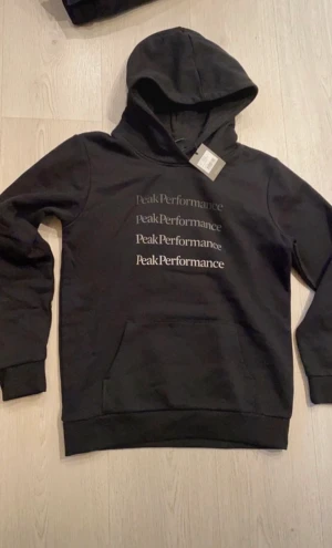 Ny peak performance hoodie strl 160 - Helt ny med lappar från kidsbrandstore 