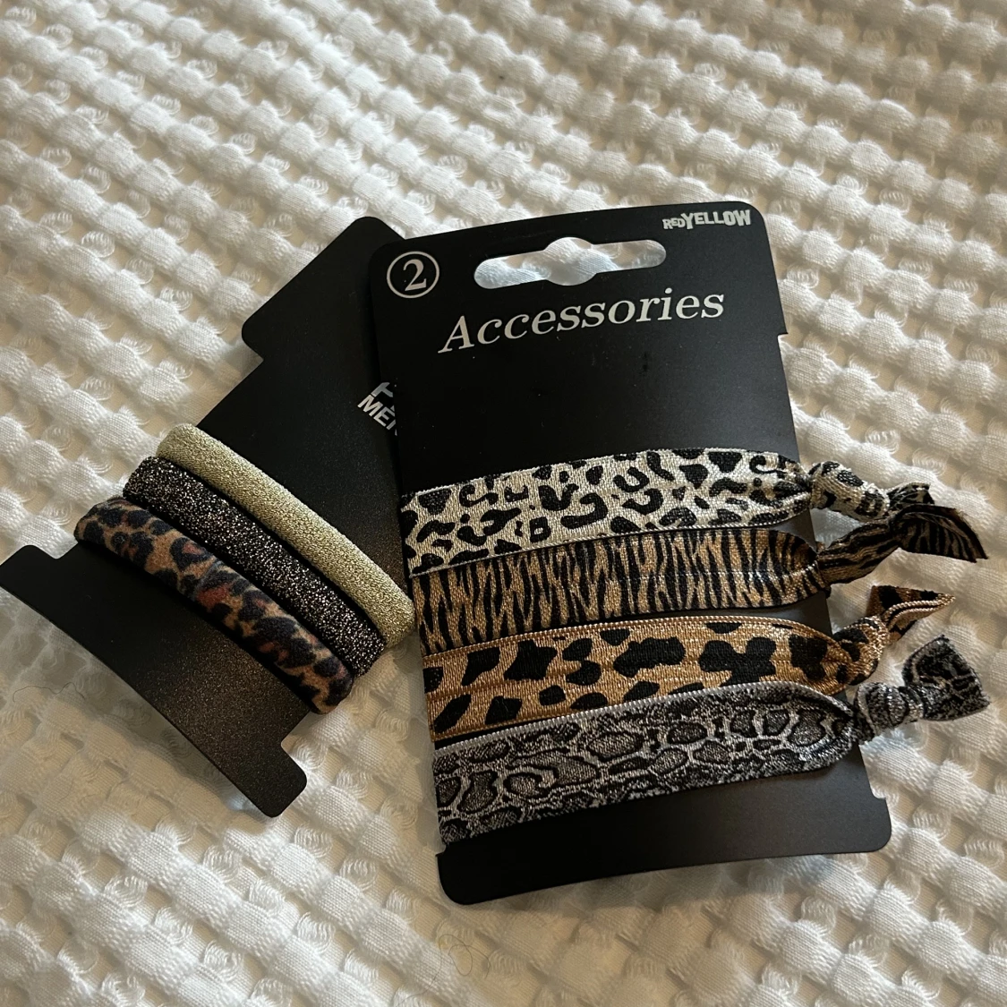 Mönstrade armband/tofsar