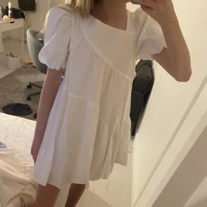 Zara klänning - Så fin helt oanvänd asymmetrisk zara klänning. Barn storlek 13/14 men passar perfekt på mig som har xs/s. Köpt för ca 300 säljer för 100kr