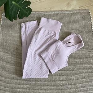 Träningset  - Träningset från H&M. Köpte detta för att gå i hemma men trivdes inte med färgen 😄