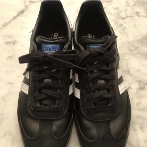 ADIDAS SAMBA - Ett par adidas samba i relativt nytt skick. Så himla snygga och sköna! Säljer endast för att dom är för små för mig. 