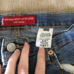 Lowrise bootcut Levis🩵 - Levis jeans i modell 515. Köpte second hand i bra skick, säljer pga för stora på mig. Storlek är S men skulle säga passar S-M. Möts upp i Stockholm  Mått: Midjemått 42cm x2 Längd:96cm 