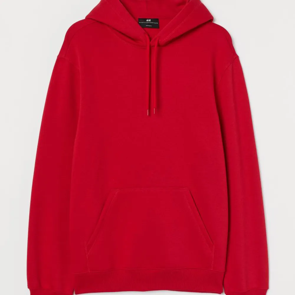 en helt vanlig röd hoodie, köpt på herravdelningen. Knappt använd. Köparen står för frakten ⭐️. Hoodies.