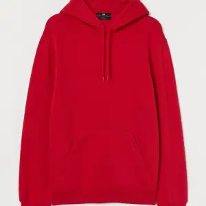 en helt vanlig röd hoodie, köpt på herravdelningen. Knappt använd. Köparen står för frakten ⭐️