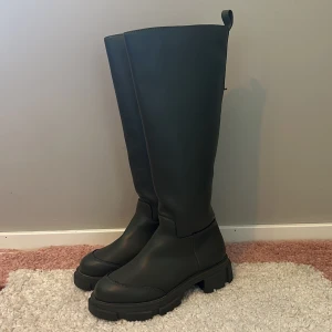 Stövlar  - Stövlar från Gina tricot köpt för 699 helt oanvända