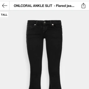 Lågmidjade svarta jeans - Snygga jeans från only som är slutsålda i de flesta storlekar! Oanvända med prislapp kvar! Älskar dem men är tyvärr för långa! Är 172 cm💕💕 går säkert att snyggt klippa av eller sy upp dem! Flera intresserade=budgivning❗️går oxå att köpa direkt för 650 ❗️