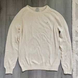 Stickad tröja - Säljer en stickad tröja. I strl xl men sitter oversized på mig med S. Köpare står för frakt💗