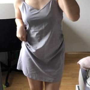 Simpel klänning jag köpt secondhand. Knappt använd samt hel utan fläckar. Den är insydd och passar m men går att göra mindre/större. Skriv för bilder/mått