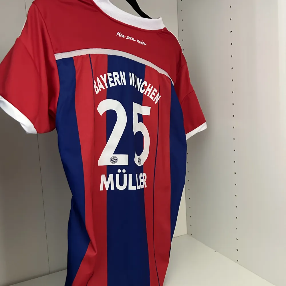 Retro fotbollströja Bayern München   Muller på ryggen  Storlek xs  Finns lite skavanker Skriv om ni vill ha fler bilder. Hoodies.