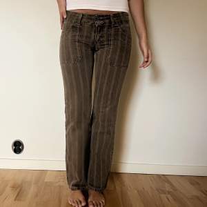vintage byxor från mustang 🌷 midjemått: 82,5cm innerbenslängd: 80,5cm 💥dubbla knappar fram och coola fickor bak! 