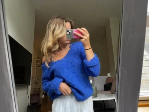 Stickad tröja - Stickad tröja från zara med spets i en oversized fit. Luddig i materialet och kan även bäras offsoulder. Kan mötas upp och fraktas. Kolla gärna på mina andra inlägg så kan jag ordna samfrakt!💙💙