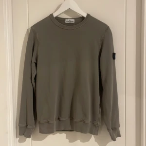 Stone island - Stone island Sweatshirt okej skick en liten fläck på tröjärmen