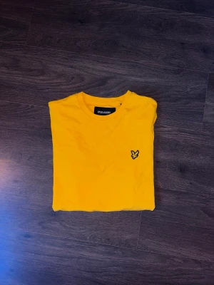 Senapsgul T-shirt  - Helt ny och oanvänd t-shirt från Lyle & Scott.   Rensar ur min garderob från en hel del oanvända kläder🌼 Kika och se om du ser något mer i min profil som du gillar så skickar jag med det till dig också!😊 Fler kläder kommer! 