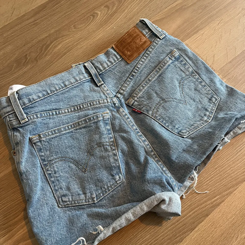 Högmidjade, passar som en liten storlek 36 eller en 34a☺️. Shorts.