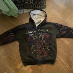 Really Point hoodie - Jättesnygg och skön Really Point hoodie som kan användas till vilket väder som helst. Jätte snygg och passar till mycket. 