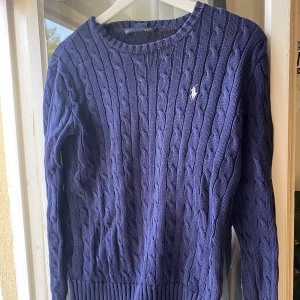 Ralph lauren kabelstickad - En marinblå kabelstickad Ralph lauren tröja! Skön nu till hösten/vintern