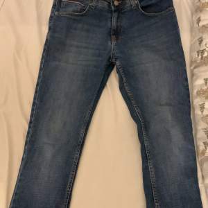 calvin klein jeans, säljer för 150kr, kommer inte sänka priset, kan fraktas men köparen står för det eller möts i hässelby gård