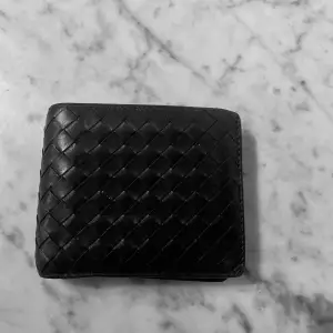 Authentic svart plånbok från Bottega Veneta. Bra skick.   