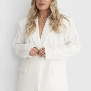 Vit blazer - Vit blazer från Angelica blick x NA-KD kollektionen, sitter oversized och jättebekvämt, väldigt bra skick. 