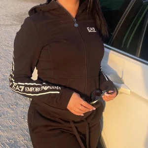 Armani kofta - Säljer min fina armani kofta, stl xxs. Inga hål eller slitningar  Äkta - har även qr kod om ni vill kolla upp själv