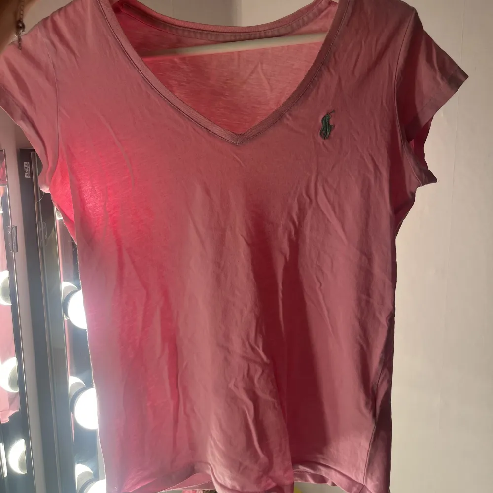 Sälje nu en ljusrosa ralph luren tröja i färgen ljusrosa. Pris kan diskuteras vid snabbt köp 🫶🏻. T-shirts.