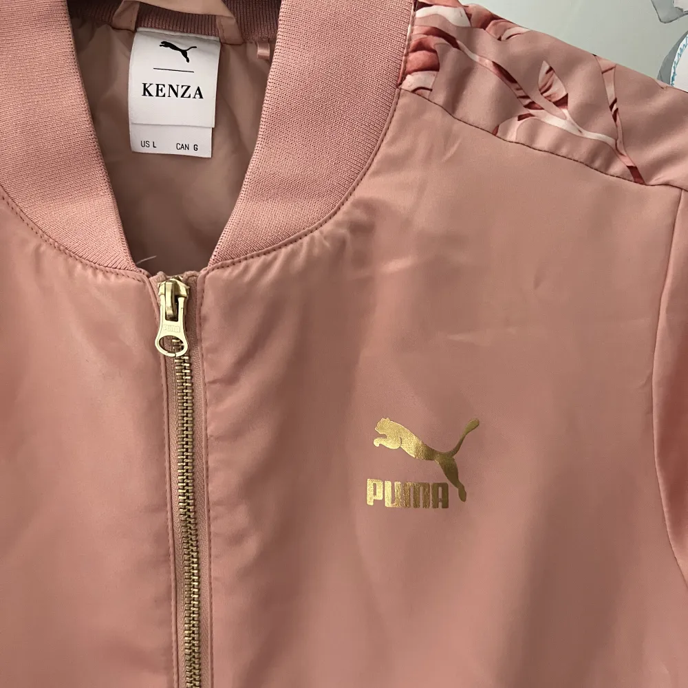 En rosa jacka i Puma från Kenzas kollektion i storlek L. Har använt den några få gånger så är i super skick. Nypris: 899kr, mitt pris: 400kr.. Jackor.