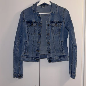 Jeansjacka Vero Moda  - Säljer min jeansjacka som jag köpte för ca 4 år sedan. Använd mycket förut men har det senaste året legat oanvänd. Den är bekväm och i bra skick💕 