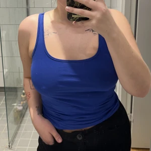 Linne - Mjukt fint blått linne. Väldigt stark färg, inte alls genomskinlig med stretch. Knappt använt, fint skick. 🌟står S men passar M, stor i storleken Katt finns i hemmet <3 