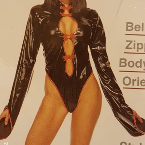 Body i vinyl - Ny oamvänd i förpackning Finns storlek L o h M