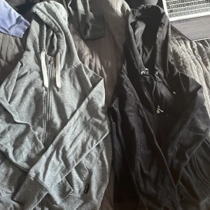 Hoodiepket - Ett hoodiepaket med cubus svart och soc grå, båda i använt skick men utan defekter, vid ytterligare frågor är det bara att höra av sig😊💗