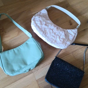 Väskor - Säljer dessa väskor som jag inte anväder längre. Den rosa är från Carin Wester. Dom andra två vet jag inte tyvärr. Dm om intresse och då kostnaden.